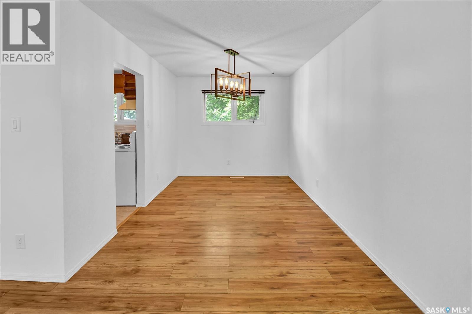 Saskatoon Eastview 合法双拼投资物业 5卧2卫 月租$4000 - 7