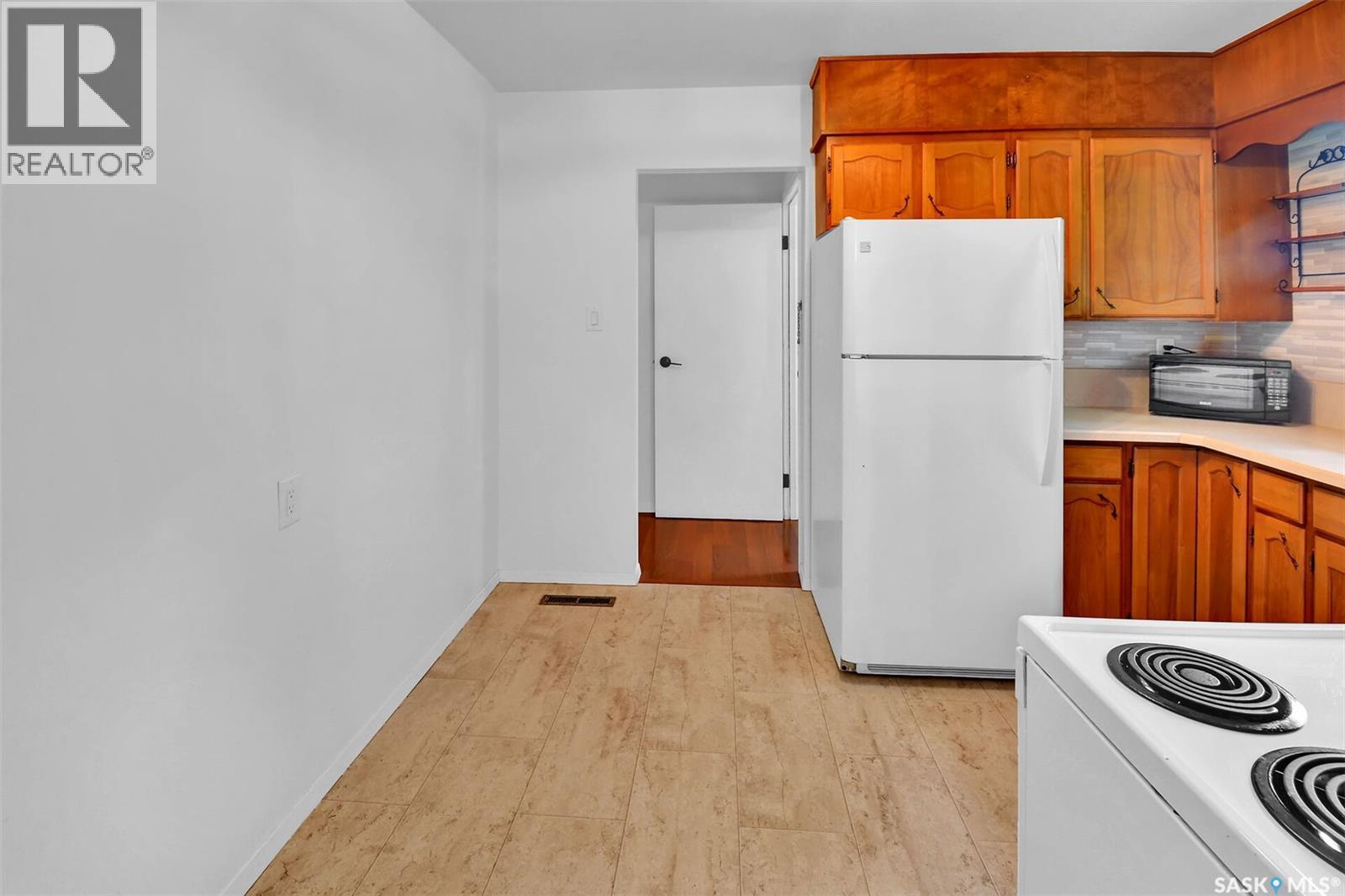 Saskatoon Eastview 合法双拼投资物业 5卧2卫 月租$4000 - 8