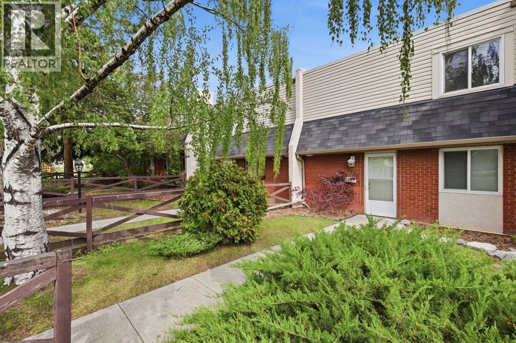Row / Townhouse for Sale in 316 84 Avenue SE|Calgary, Alberta T2H1N4
