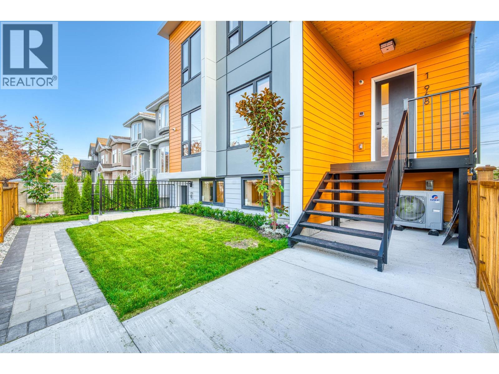 For sale: 1 968 E 55TH AVENUE, Vancouver, British Columbia V5X1N9