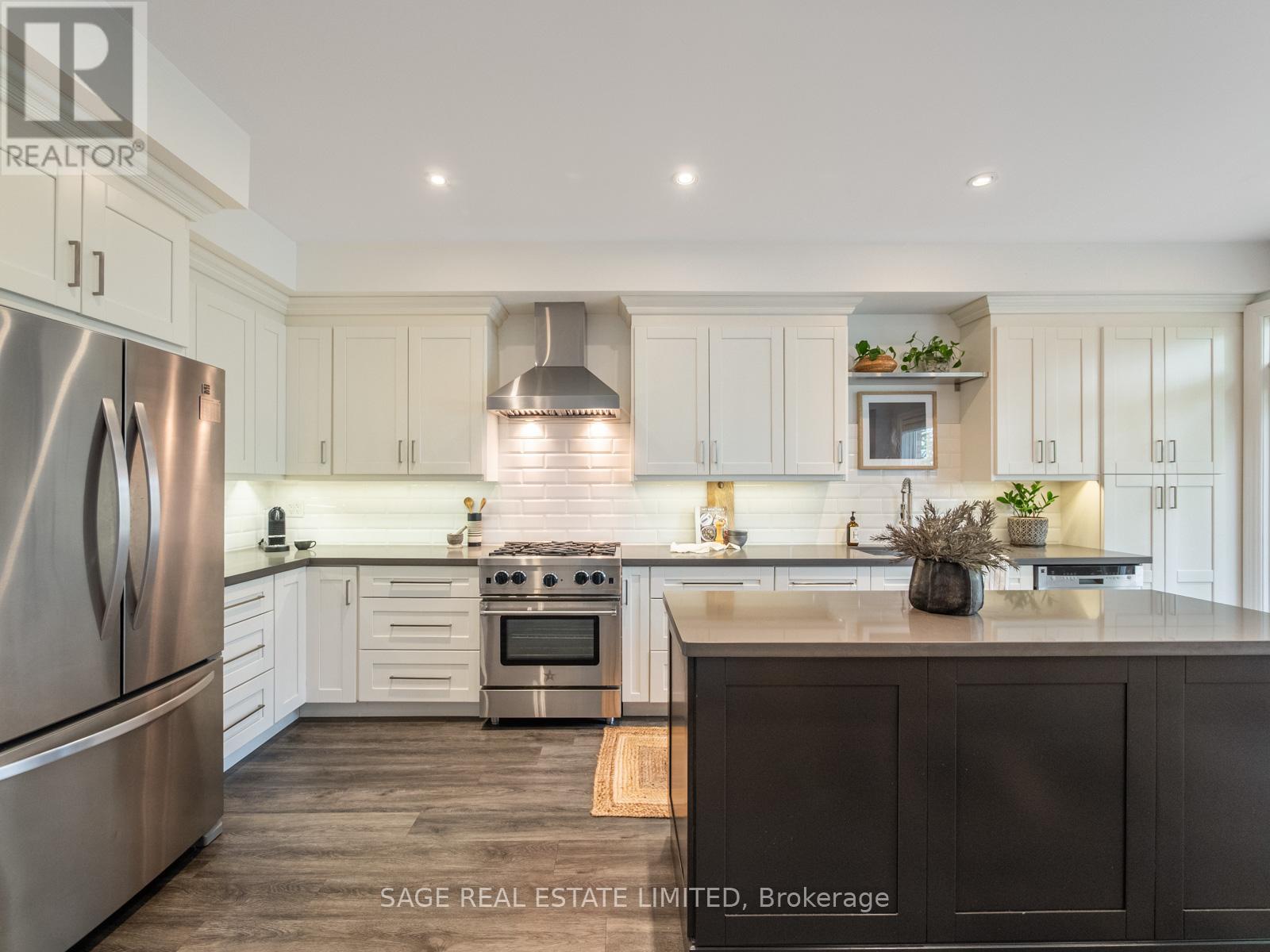 Row / Townhouse for Sale in 5 - 3071 TREADWELLS DRIVE|Mississauga (Applewood), Ontario L4X1L5