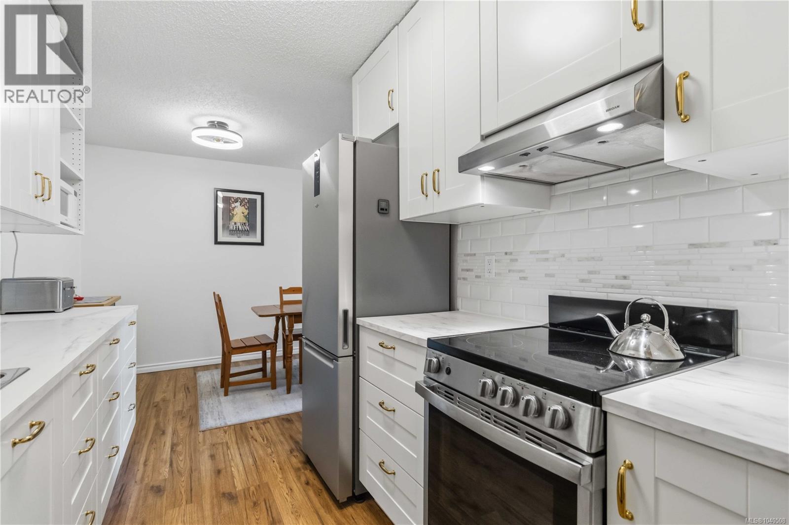 220 3225 Eldon Pl