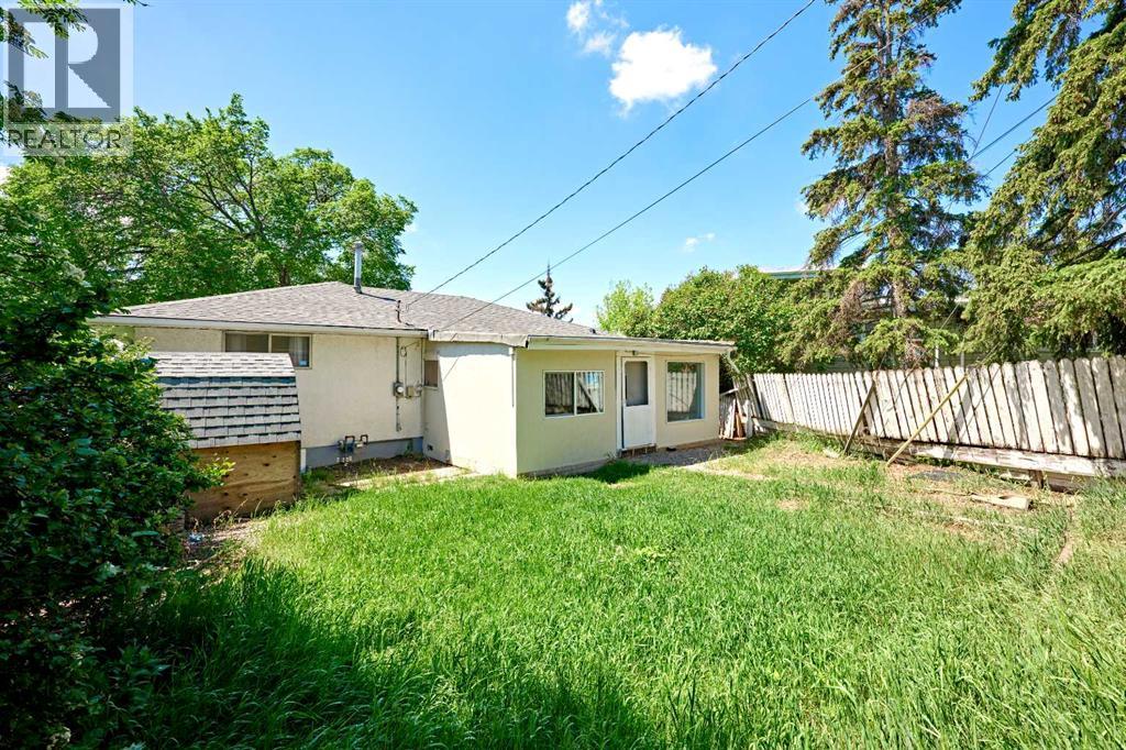 House for Sale in 28 CORNELL Place NW|Calgary, Alberta T2K1J4 4