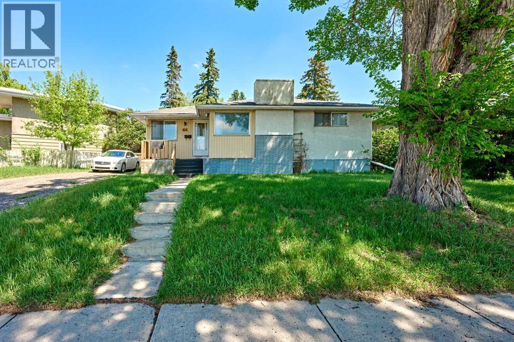 House for Sale in 28 CORNELL Place NW|Calgary, Alberta T2K1J4 2