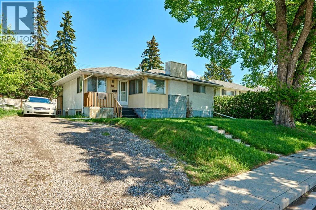 House for Sale in 28 CORNELL Place NW|Calgary, Alberta T2K1J4