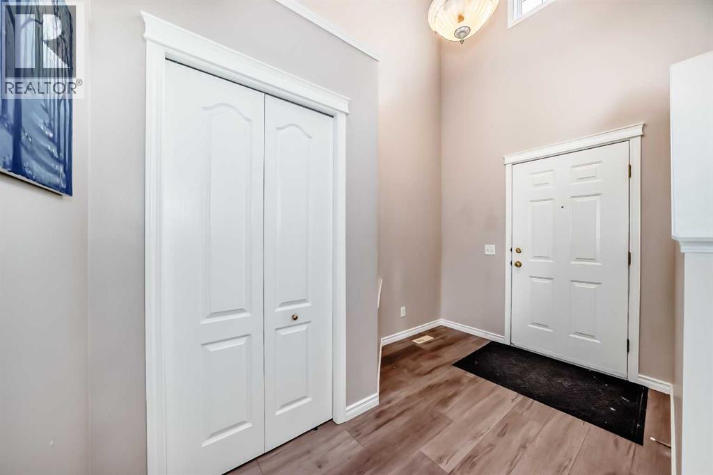 House for Sale in 9 Somerside Crescent SW|Calgary, Alberta T2Y4G8 2