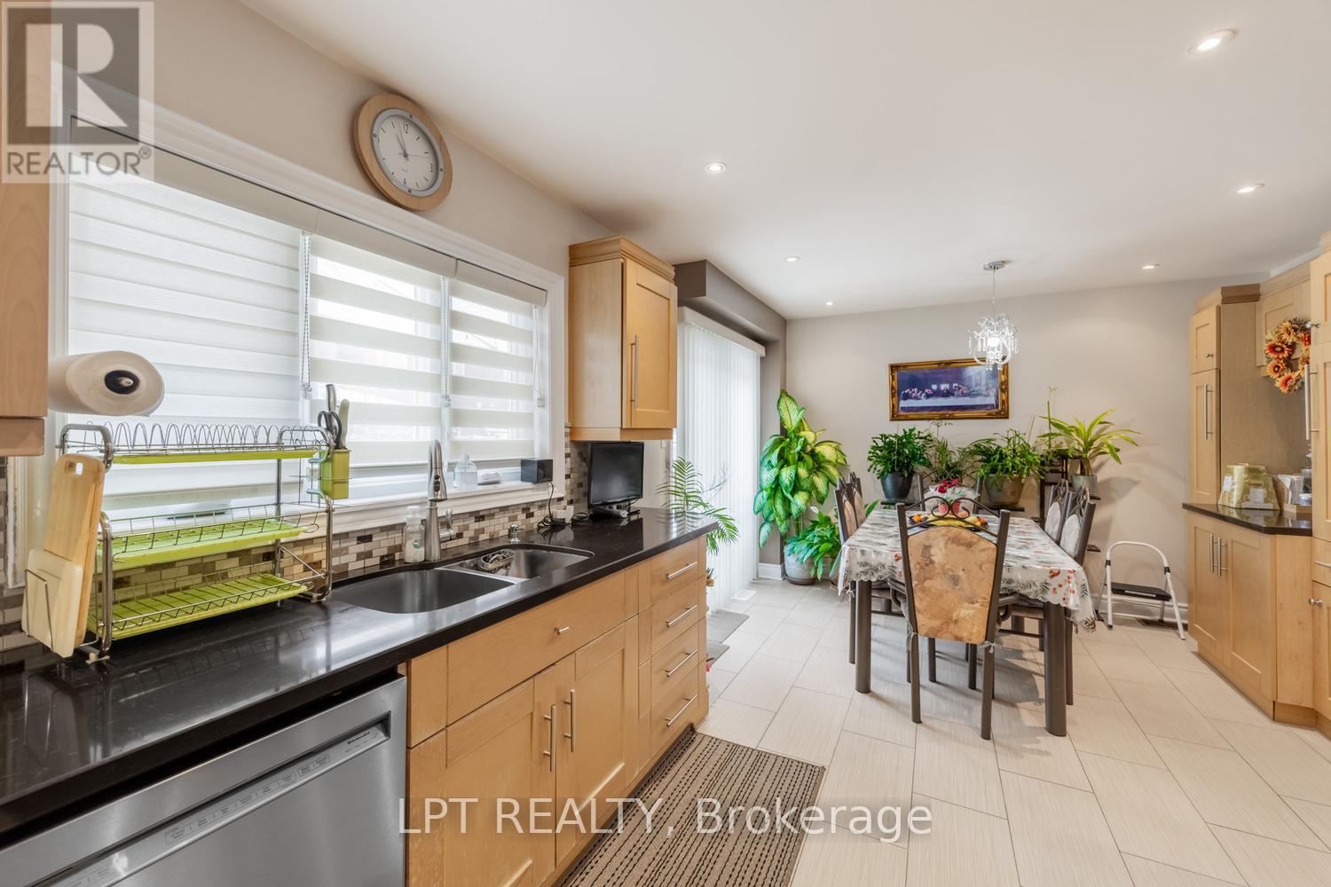 Row / Townhouse for Sale in 3040 BENTLEY DRIVE|Mississauga (Churchill Meadows), Ontario L5M6W2 4