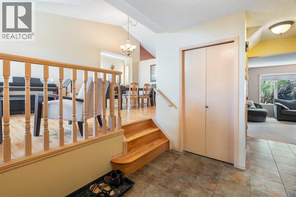 House for Sale in 113 Sierra Vista Terrace SW|Calgary, Alberta T3H3C4 3