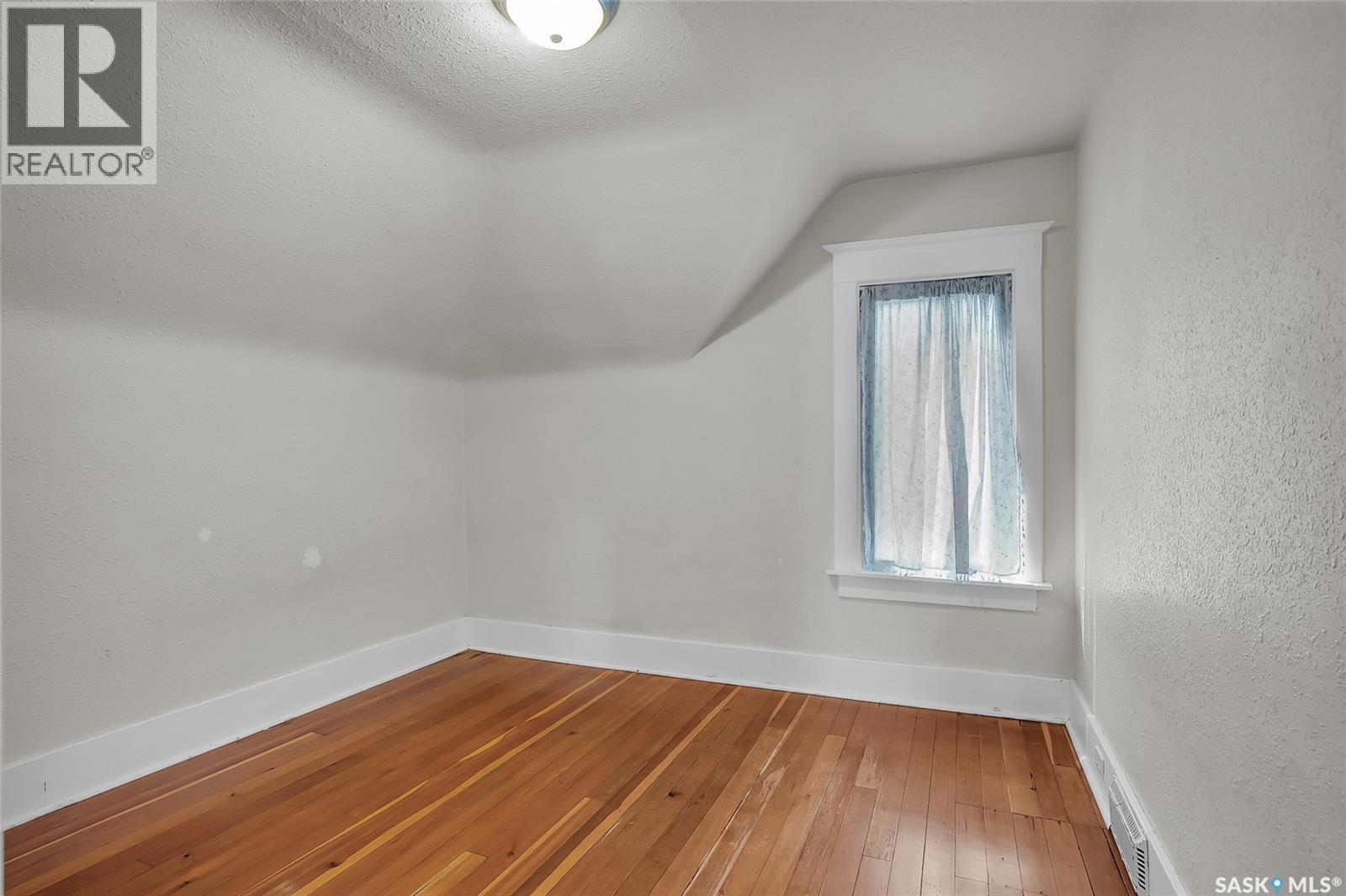 Saskatoon Buena Vista 经典独栋别墅|3卧1卫|百年风韵与现代舒适兼具 - 16