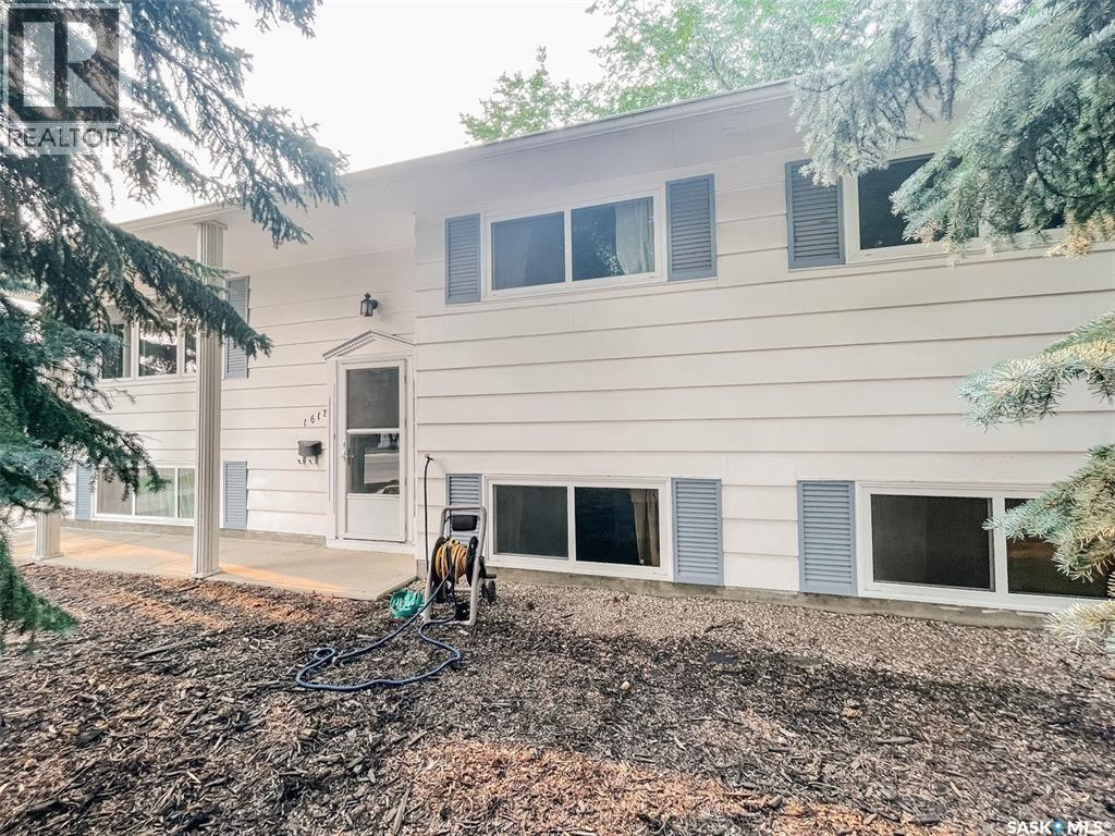 Saskatoon Nutana Park 5卧2卫独立屋|全装修地下室|双车库 - 2