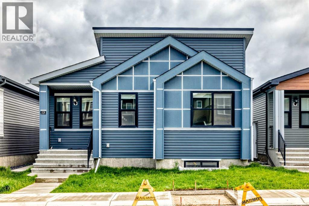 House for Sale in 212 Lucas Place NW|Calgary, Alberta T3P2E6 2