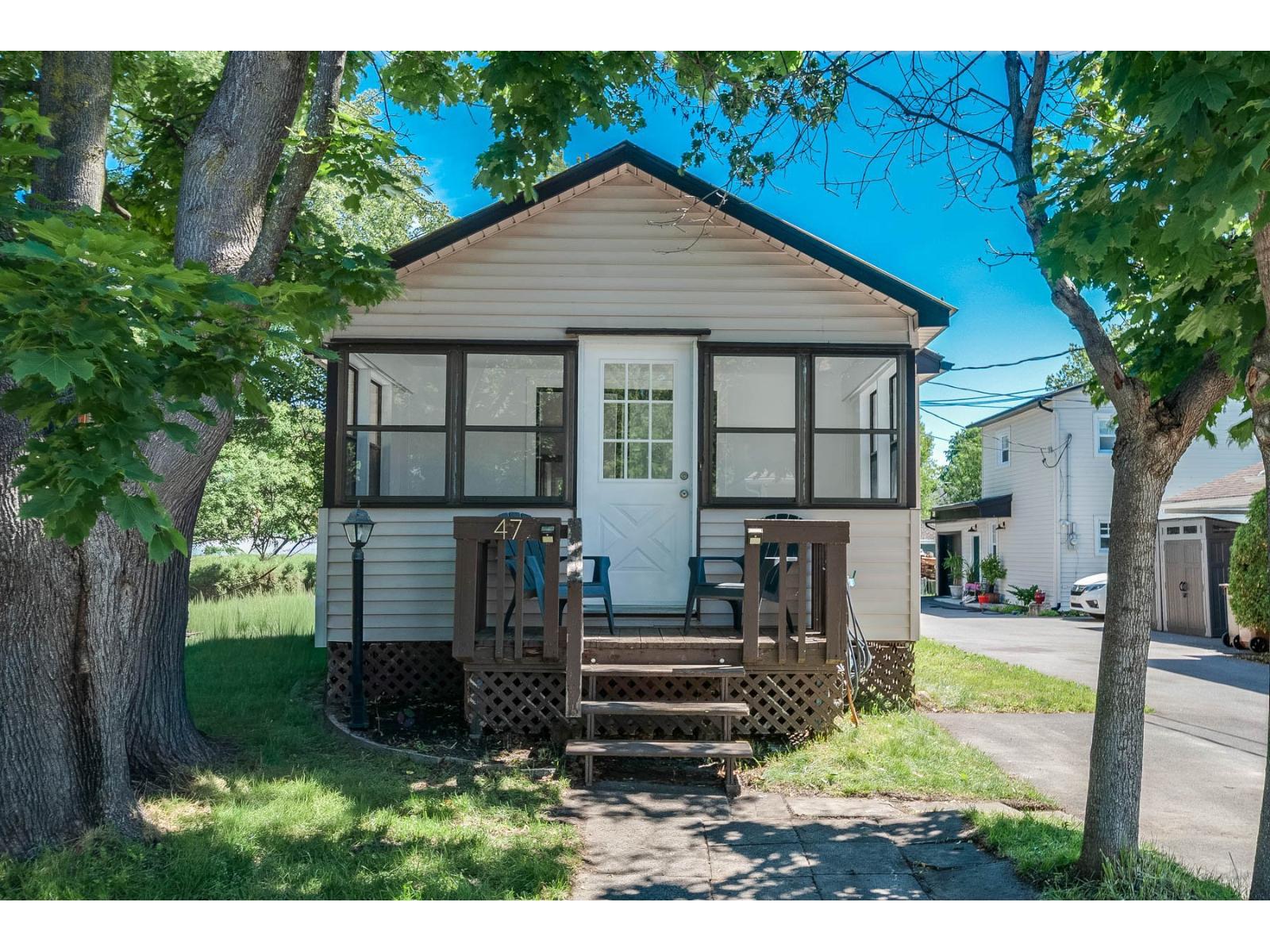 47 Rue des Plaines, Les Coteaux, Quebec J7X1A1