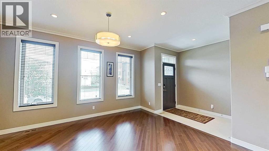 Duplex for Sale in 249 18 Avenue NE|Calgary, Alberta T2E1N3 2