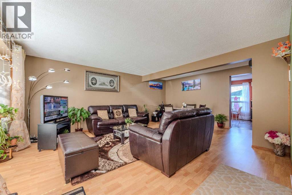 House for Sale in 78 Queen Anne Close SE|Calgary, Alberta T2J6E5 3