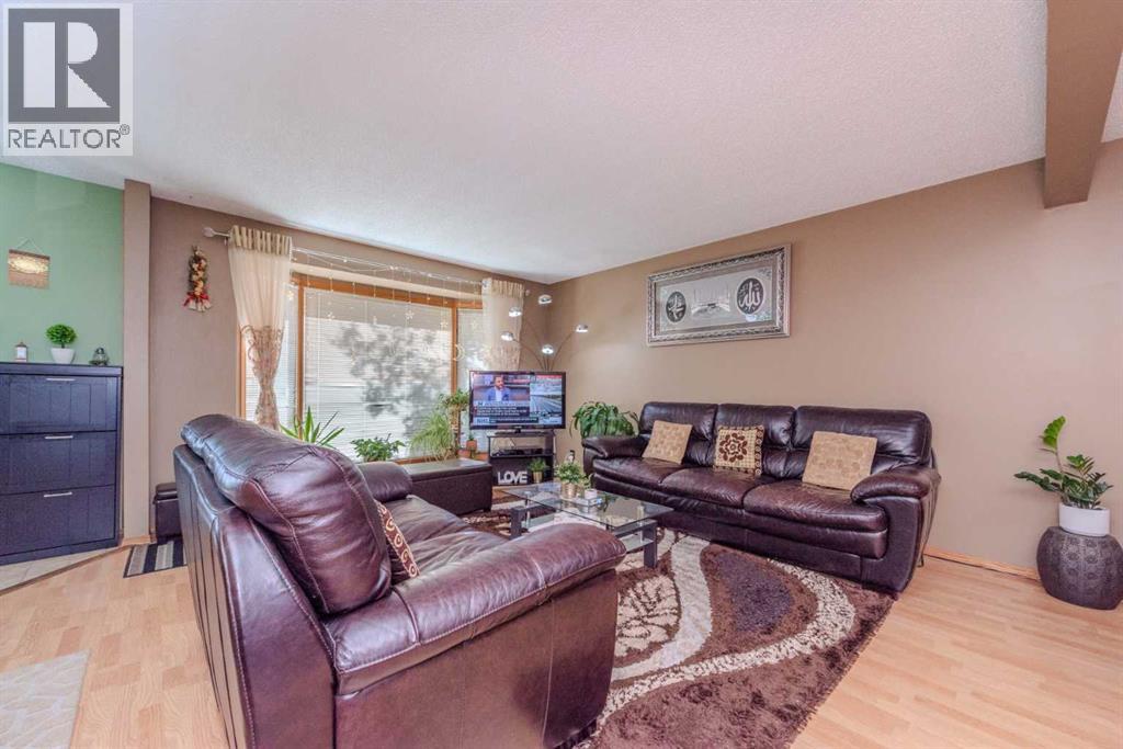 House for Sale in 78 Queen Anne Close SE|Calgary, Alberta T2J6E5 4