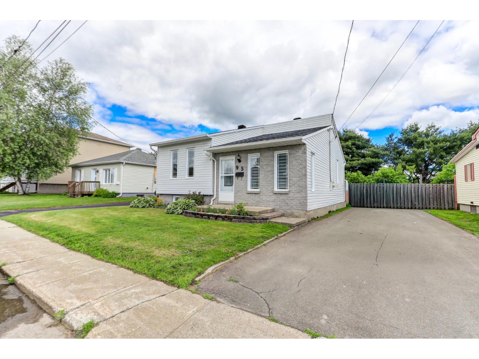 95 Rue Hamelin, Lachute, Quebec J8H2X4