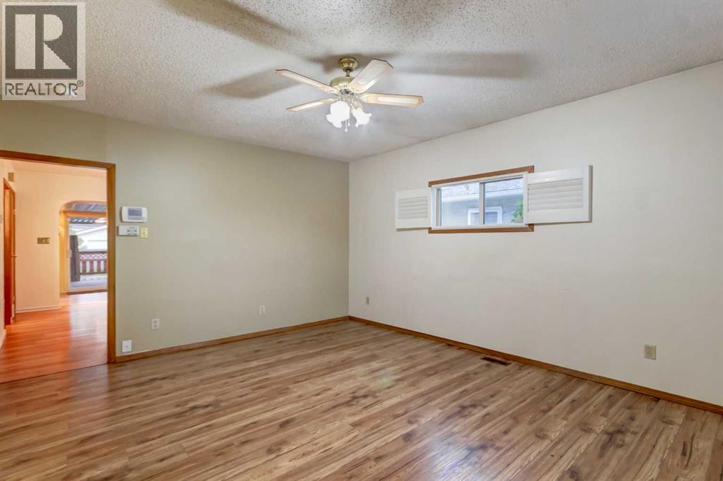 House for Sale in 7412 22 Street SE|Calgary, Alberta T2C0W6 3