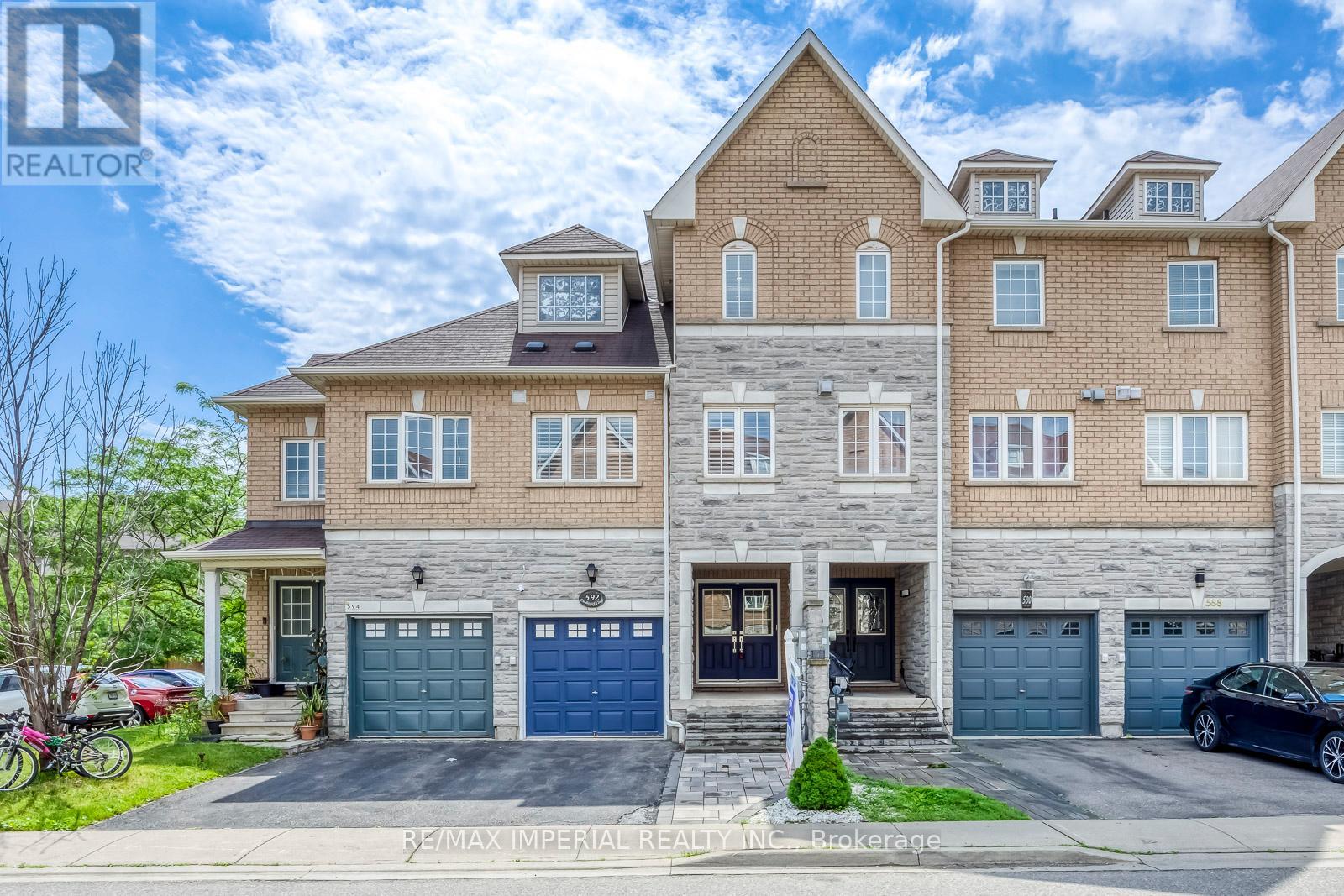 Row / Townhouse for Sale in 592 CANDLESTICK CIRCLE|Mississauga (Hurontario), Ontario L4Z0B5 2