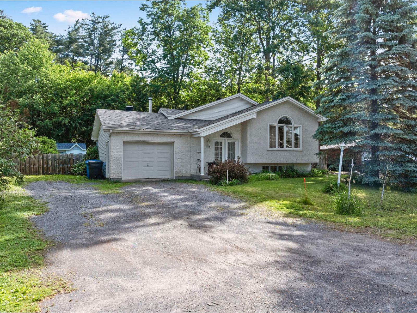112 Av. des Pins, Lavaltrie, Quebec J5T1S8
