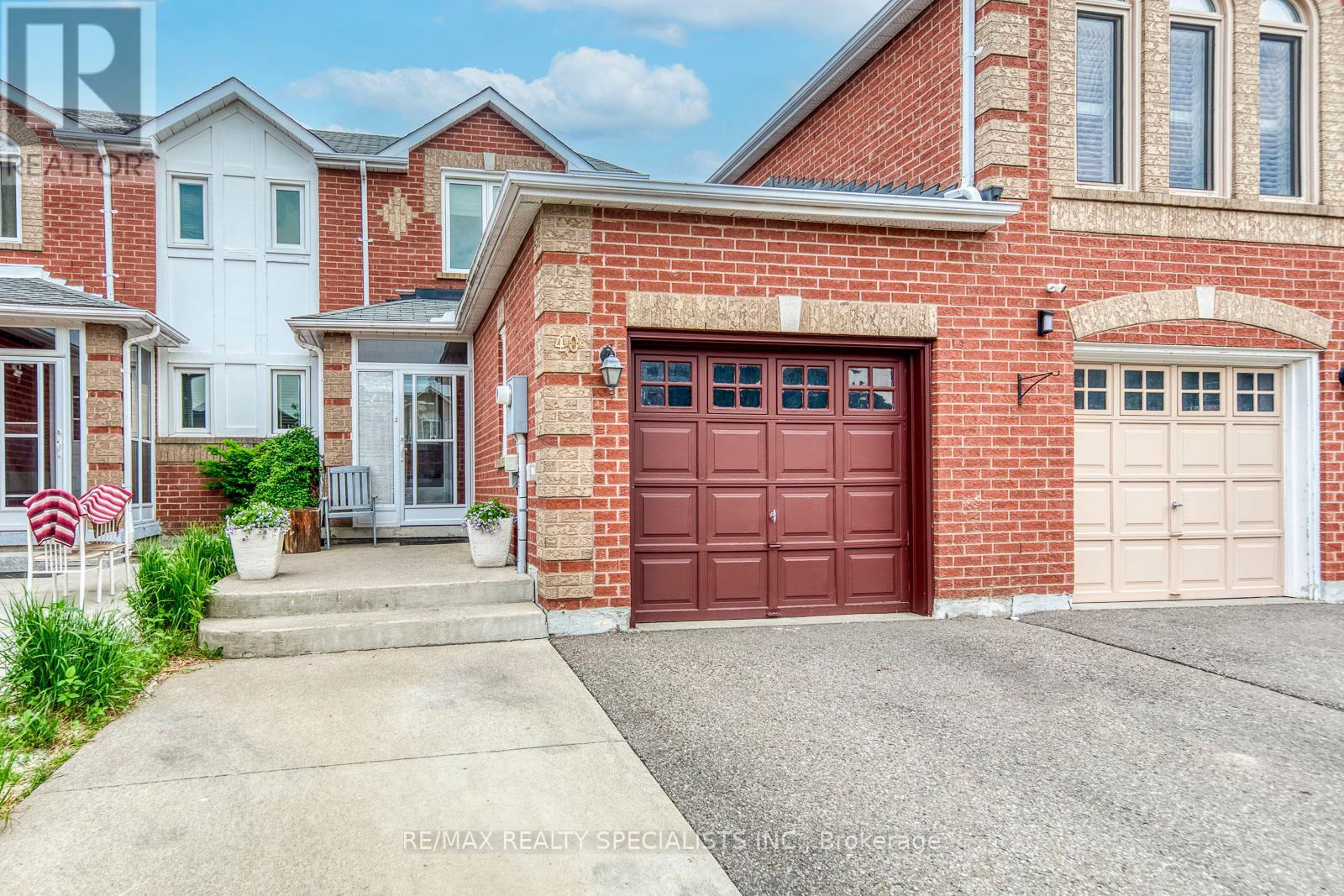 Row / Townhouse for Sale in 40 MANNEL CRESCENT|Brampton (Fletcher's West), Ontario L6Y5E2 2