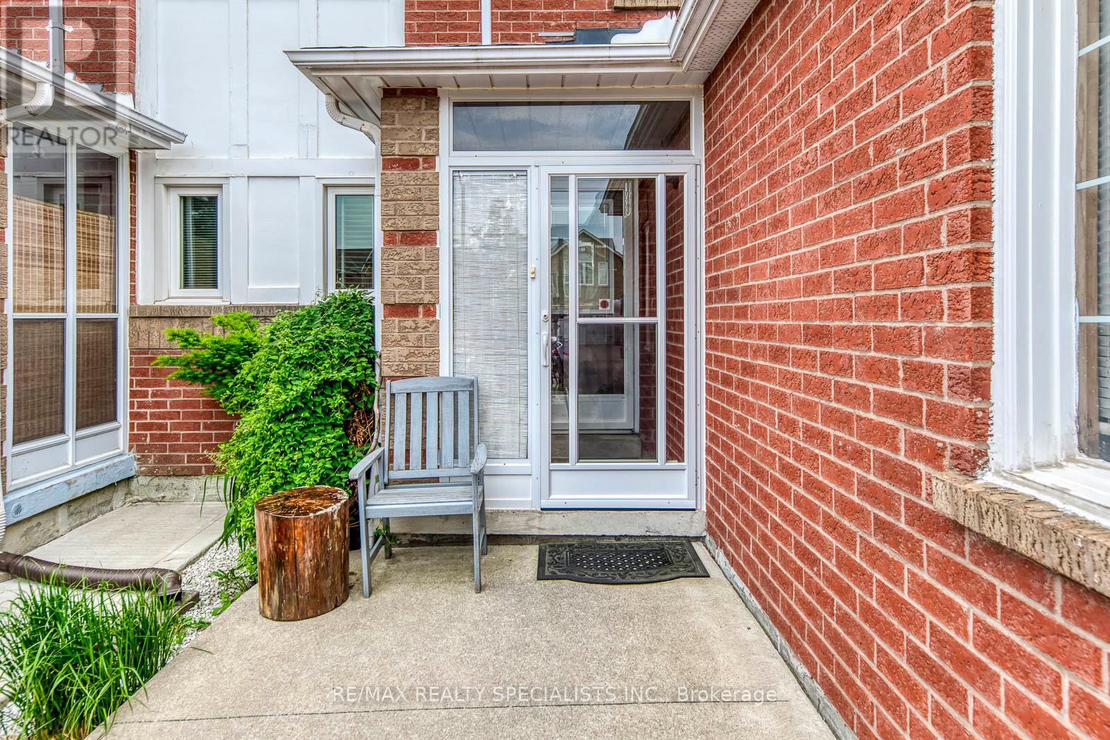 Row / Townhouse for Sale in 40 MANNEL CRESCENT|Brampton (Fletcher's West), Ontario L6Y5E2 3