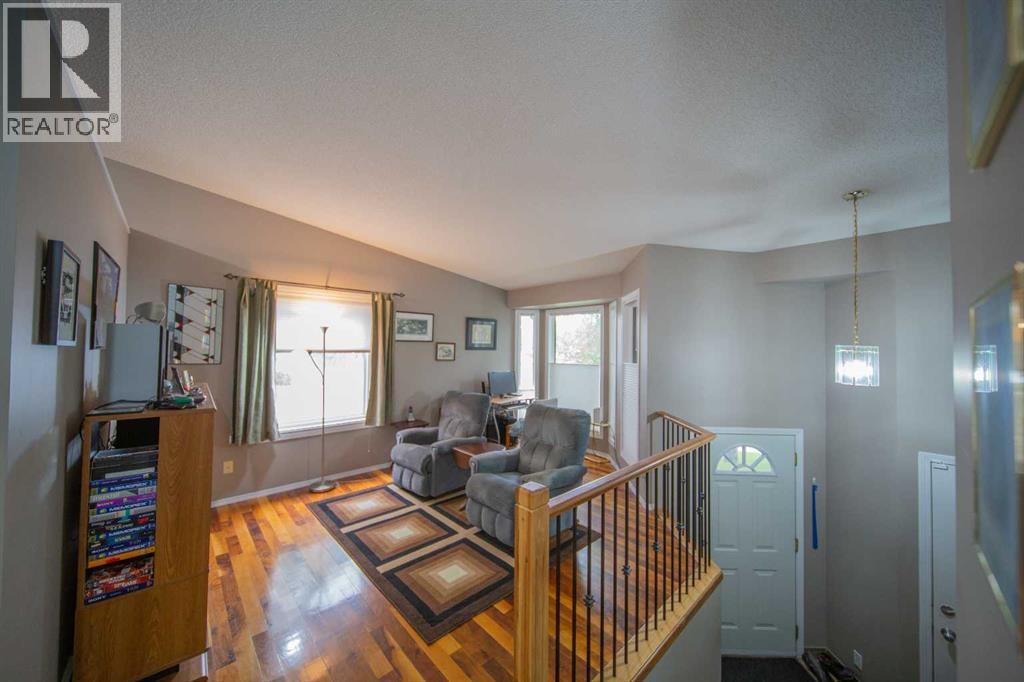 House for Sale in 272 Covington Road NE|Calgary, Alberta T3K4G2 3