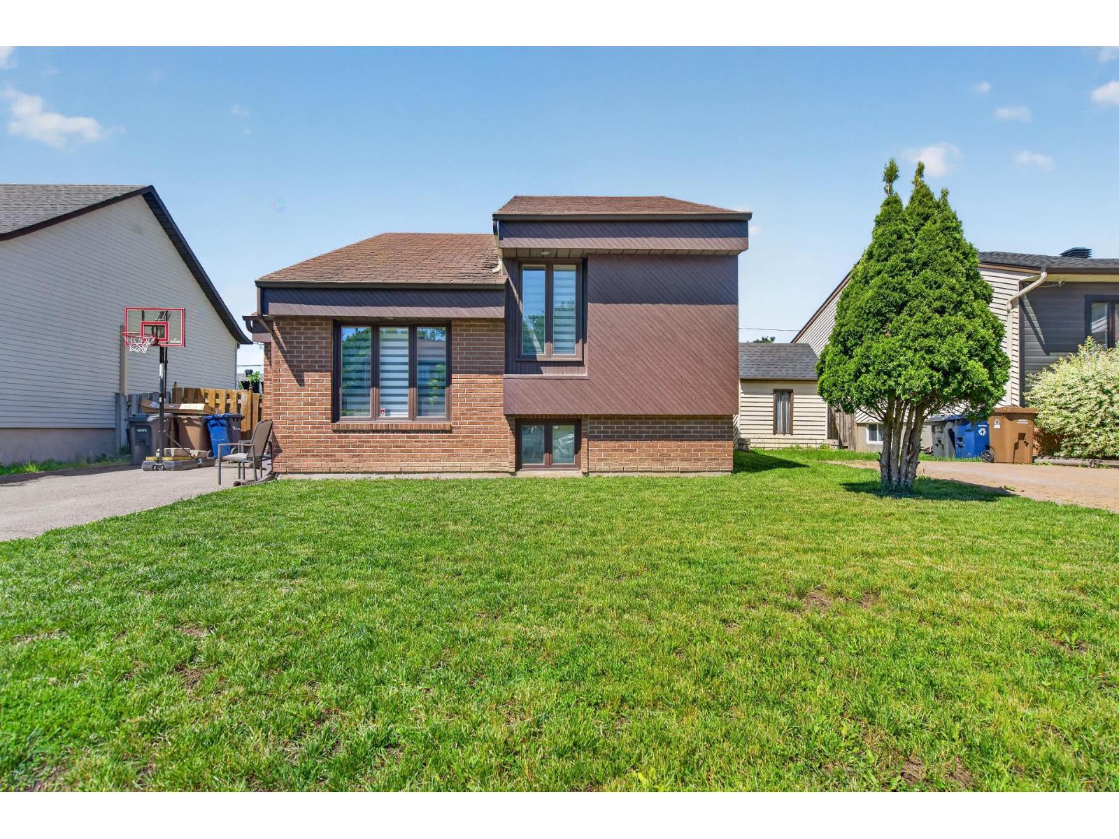 6806 Rue Galarneau, Laval (Sainte-Rose), Quebec H7L4J3