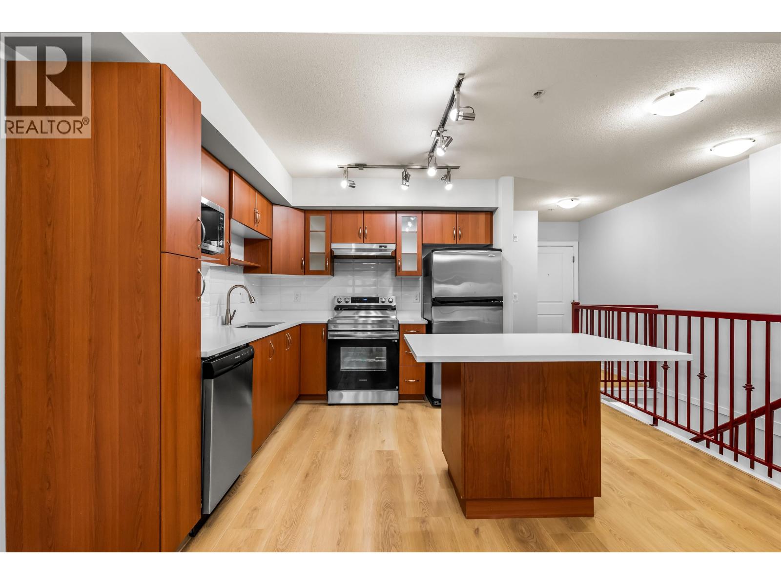 104 160 SHORELINE CIRCLE
