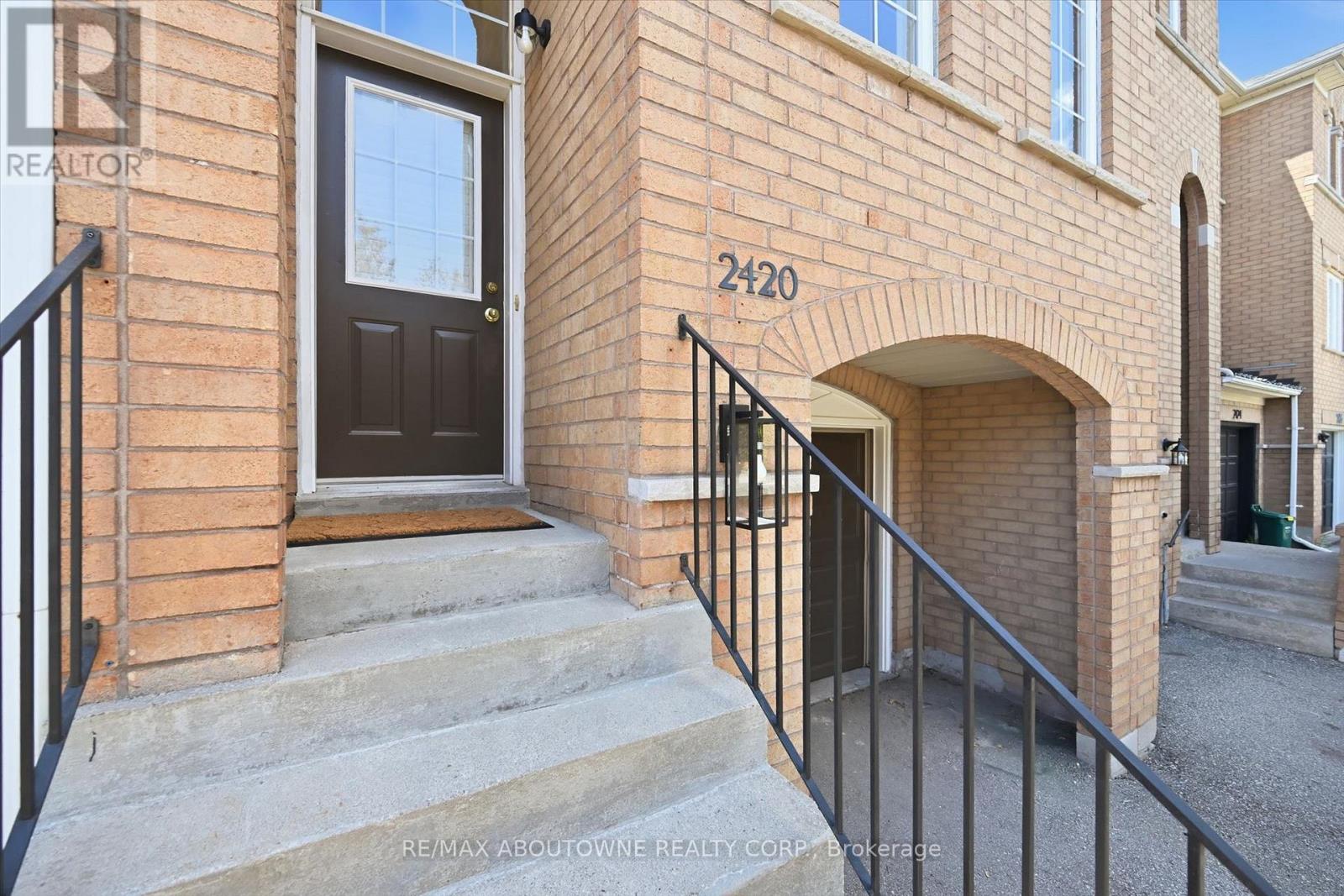 Row / Townhouse for Sale in 2420 RAVINEBROOK CRESCENT|Oakville (WC Wedgewood Creek), Ontario L6H6Y2 3