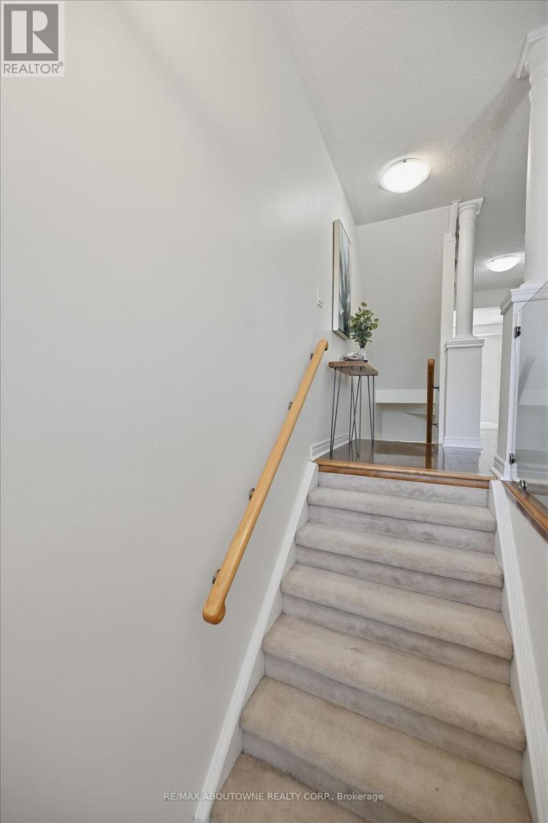 Row / Townhouse for Sale in 2420 RAVINEBROOK CRESCENT|Oakville (WC Wedgewood Creek), Ontario L6H6Y2 5