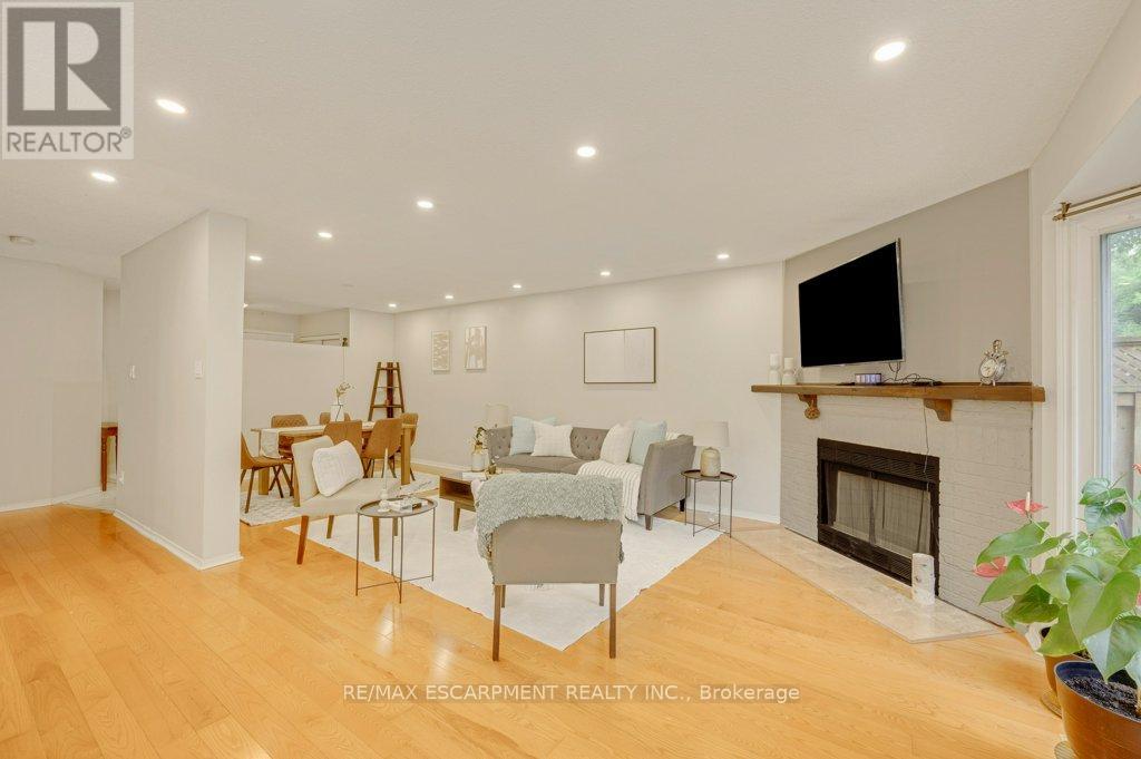 Row / Townhouse for Sale in 2597 ADDINGHAM CRESCENT|Oakville (CV Clearview), Ontario L6J7K6 3