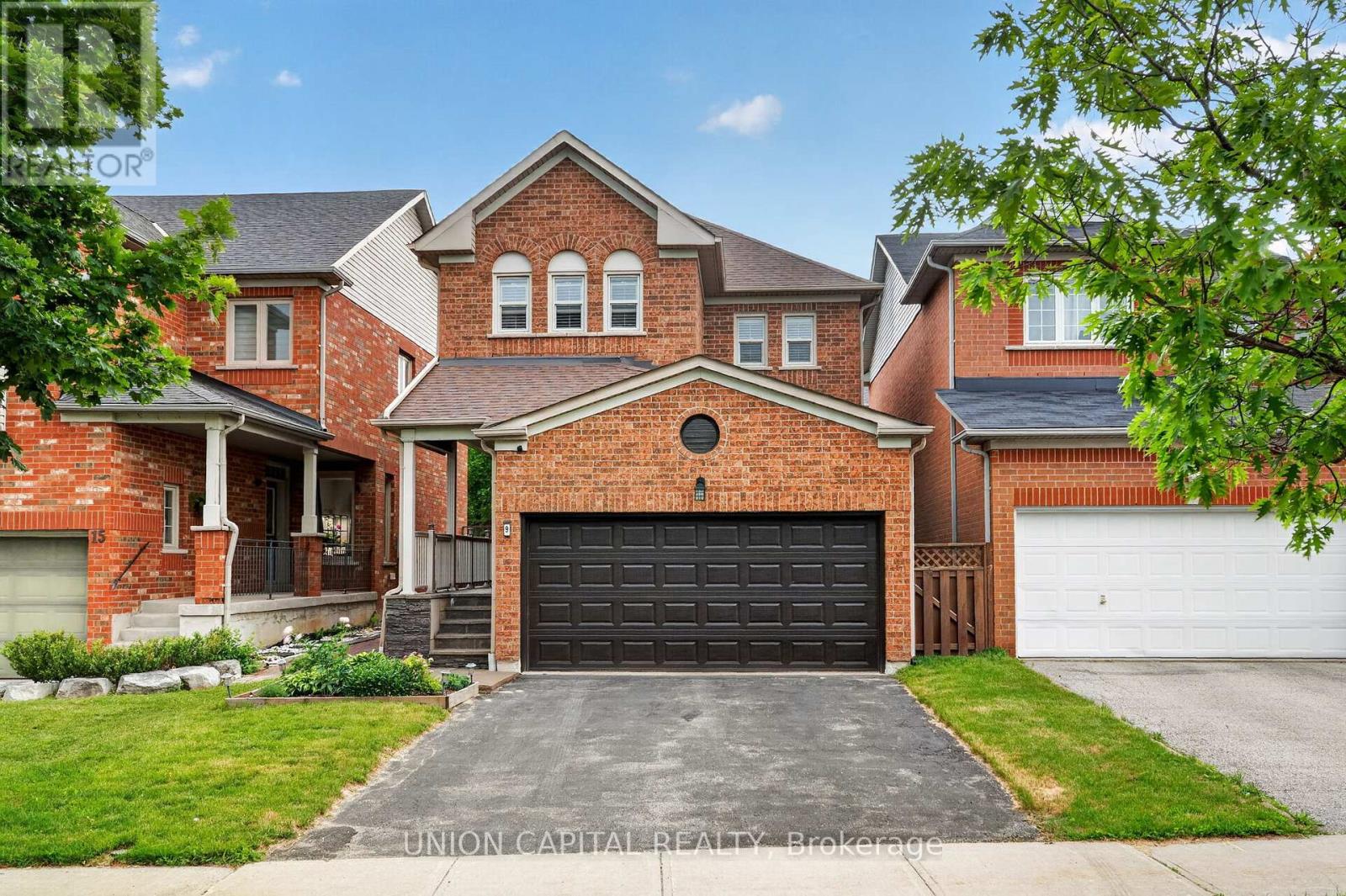 9 BALLYMORE DRIVE, Aurora (Bayview Wellington), Ontario L4G7E8