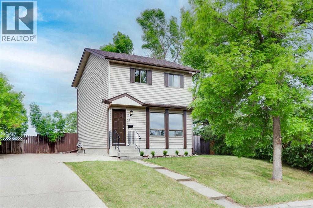House for Sale in 32 Castleglen Way NE|Calgary, Alberta T3J1T3