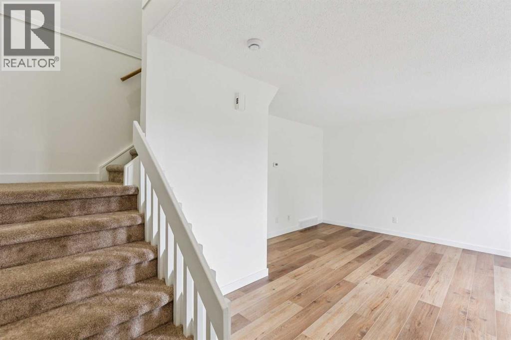 House for Sale in 32 Castleglen Way NE|Calgary, Alberta T3J1T3 3