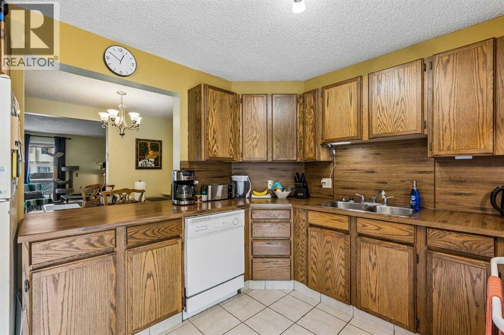 Duplex for Sale in 24, 235 Berwick Drive NW|Calgary, Alberta T2P3C1 4