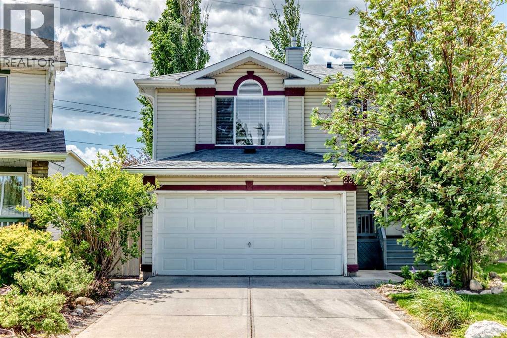 House for Sale in 220 Shawbrooke Manor SW|Calgary, Alberta T2Y3L7