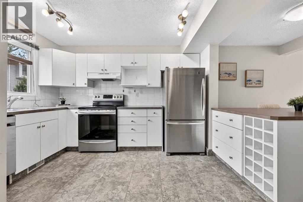 Row / Townhouse for Sale in 22, 4810 40 Avenue SW|Calgary, Alberta T3E1E5 2