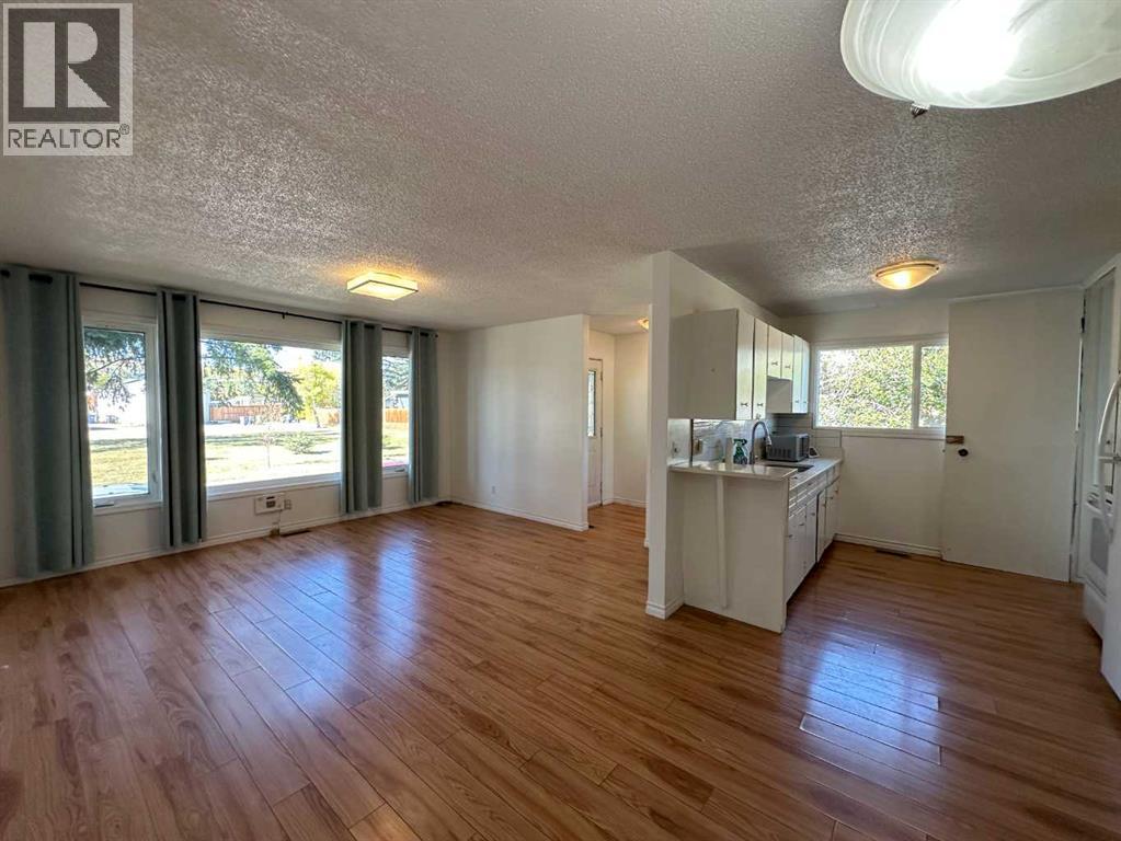 Duplex for Sale in 121 Huntford Close NE|Calgary, Alberta T2K3Y7 5