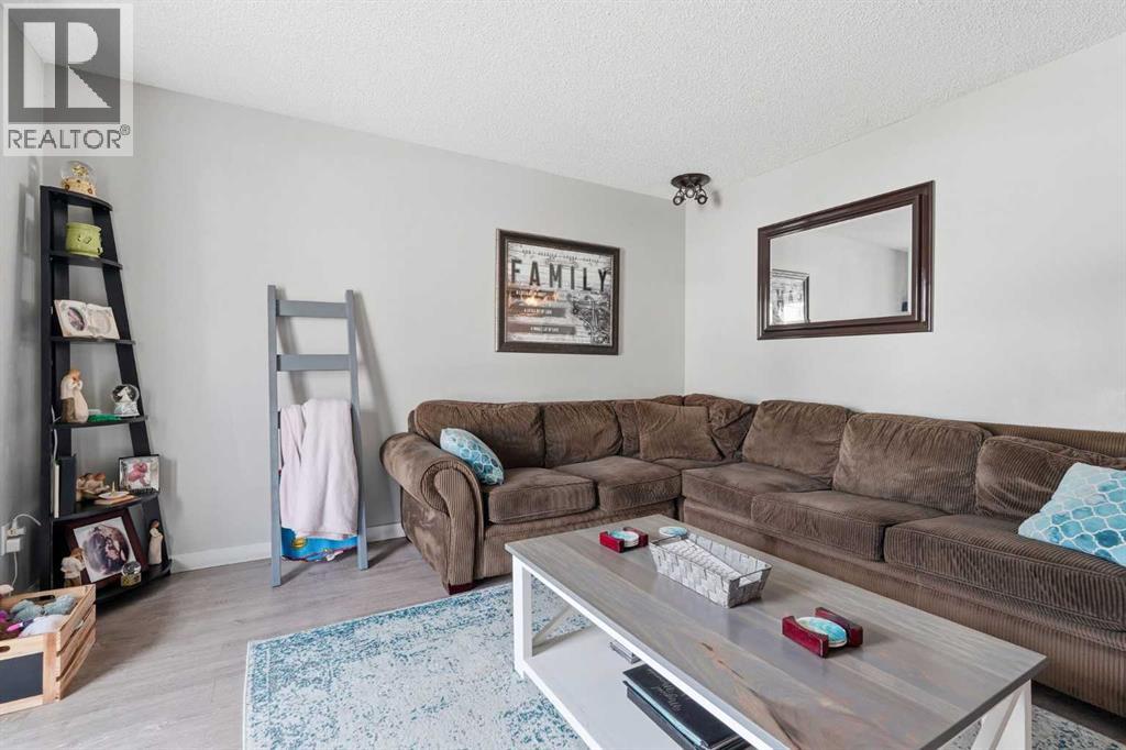 House for Sale in 51 Aberdare Way NE|Calgary, Alberta T2A6T6 3