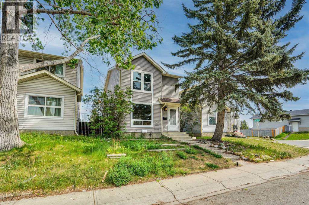 House for Sale in 74 Castledale Way NE|Calgary, Alberta T3J2A2 2