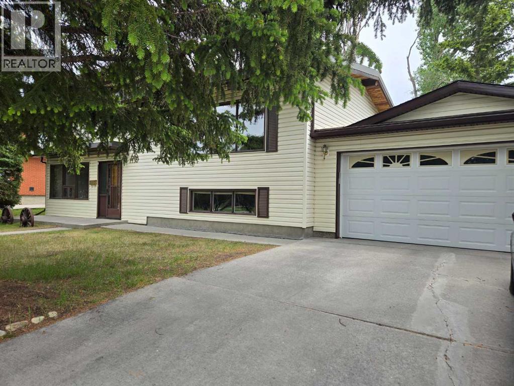 House for Sale in 1135 Southglen Drive SW|Calgary, Alberta T2W0X2 3