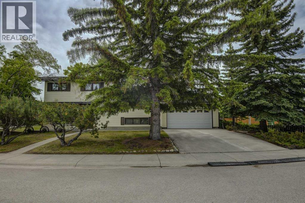 House for Sale in 1135 Southglen Drive SW|Calgary, Alberta T2W0X2 2