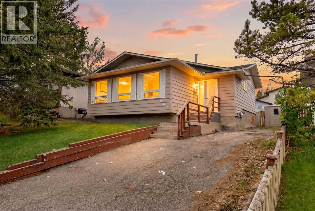 House for Sale in 304 Beddington Circle NE|Calgary, Alberta T3K1K7 2