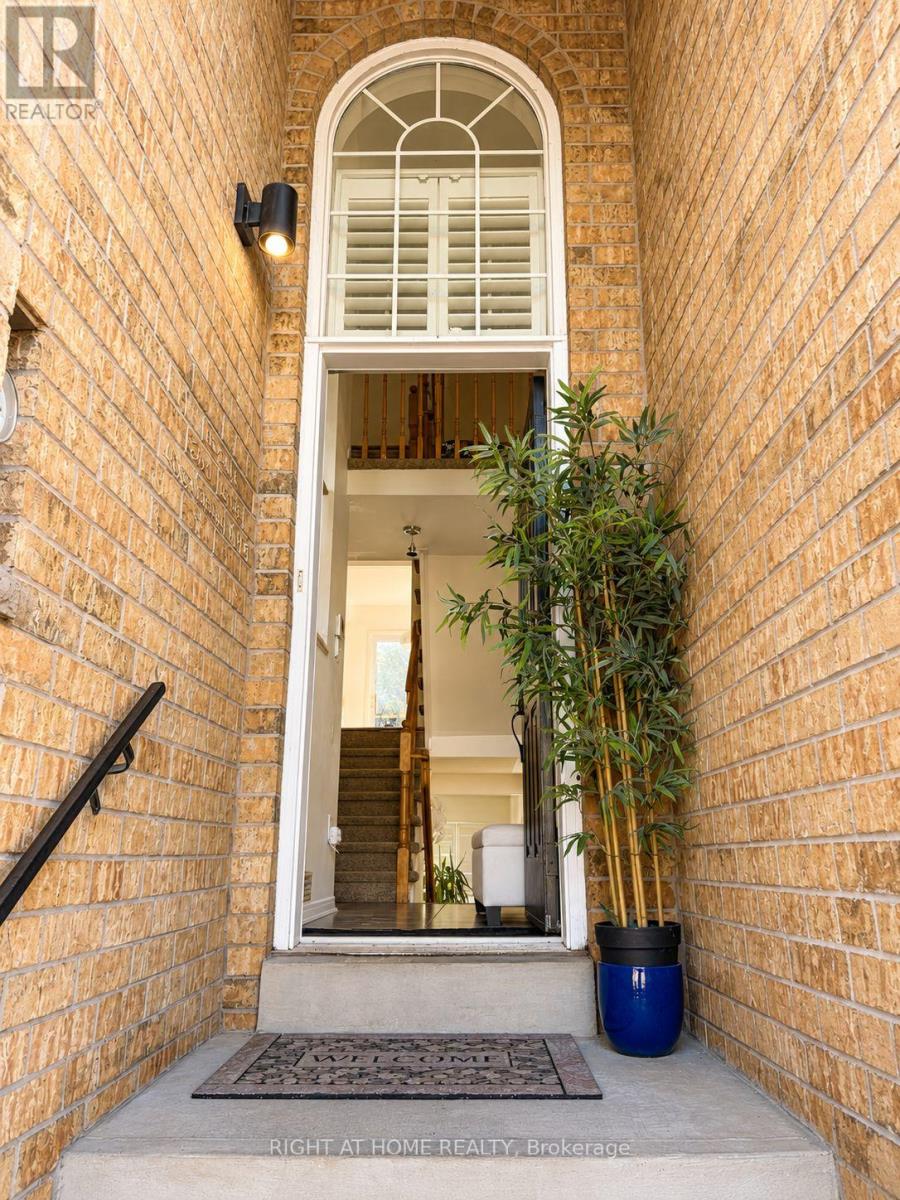 Row / Townhouse for Sale in 371 FAIRGATE WAY|Oakville (WC Wedgewood Creek), Ontario L6H6Y1 2