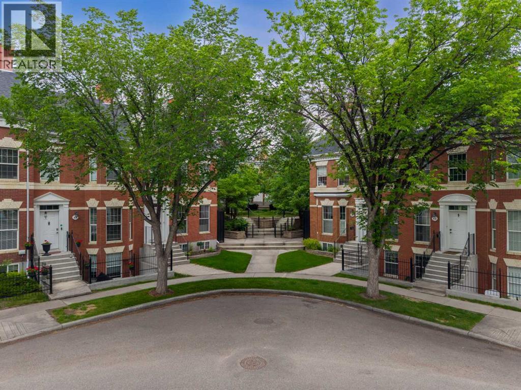 Row / Townhouse for Sale in 76 Inverness Square SE|Calgary, Alberta T2Z2Z2