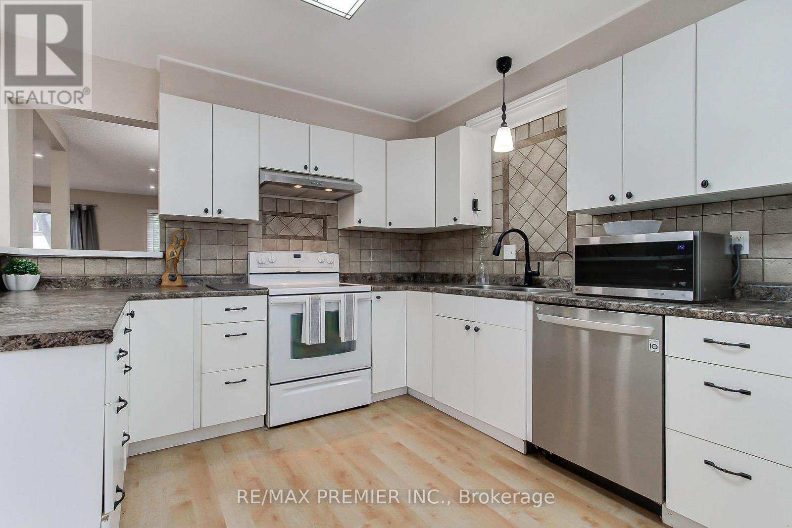 Row / Townhouse for Sale in 56 - 2651 AQUITAINE AVENUE|Mississauga (Meadowvale), Ontario L5N1V5 4