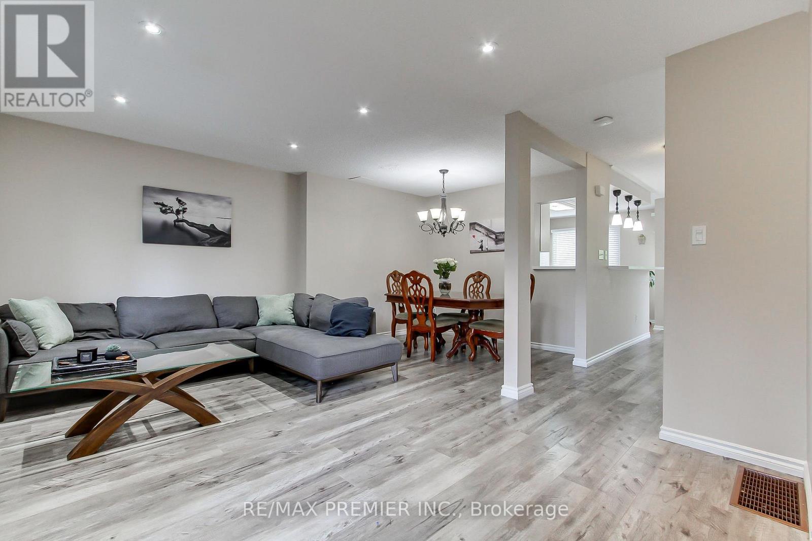 Row / Townhouse for Sale in 56 - 2651 AQUITAINE AVENUE|Mississauga (Meadowvale), Ontario L5N1V5 5