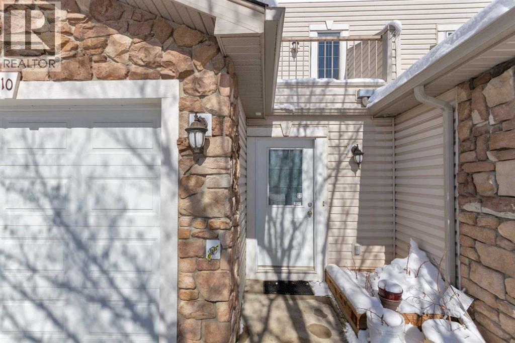 Row / Townhouse for Sale in 10 West Cedar Rise SW|Calgary, Alberta T3H5G8 2
