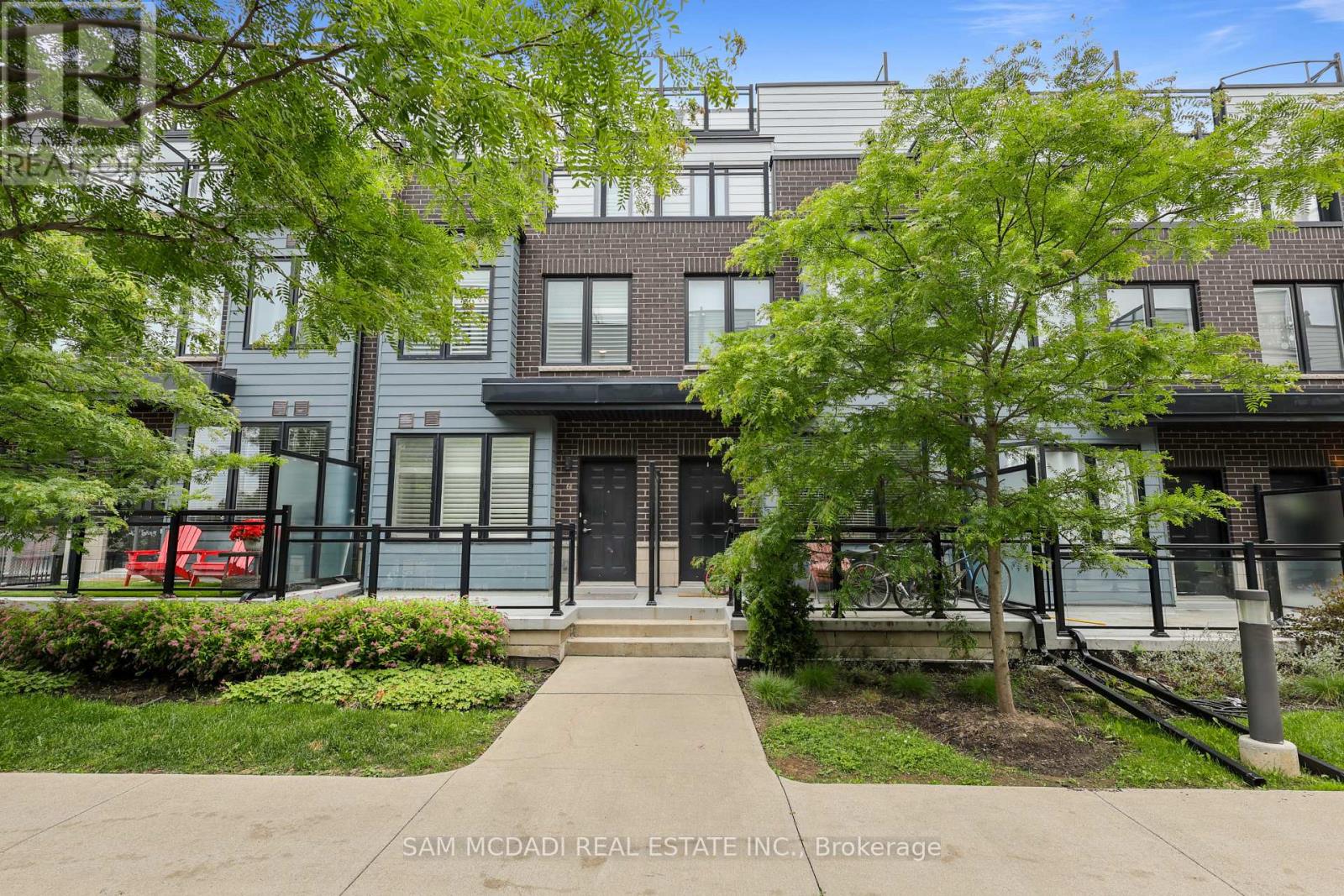 Row / Townhouse for Sale in 6 - 2285 MCNAB LANE|Mississauga (Clarkson), Ontario L5J0B3