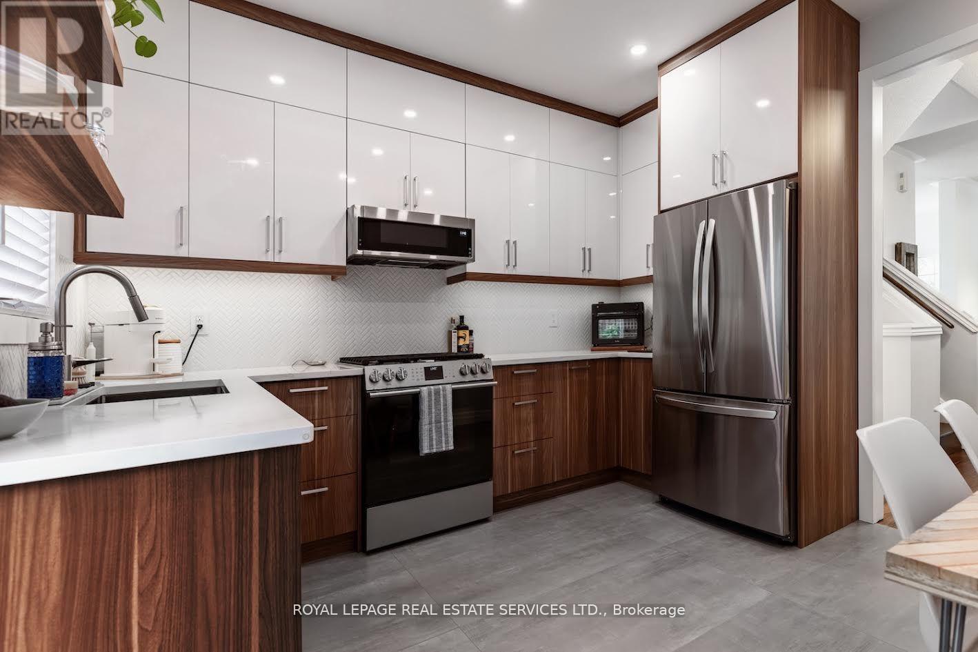 Row / Townhouse for Sale in 49 - 435 HENSALL CIRCLE|Mississauga (Cooksville), Ontario L5A4P1 3